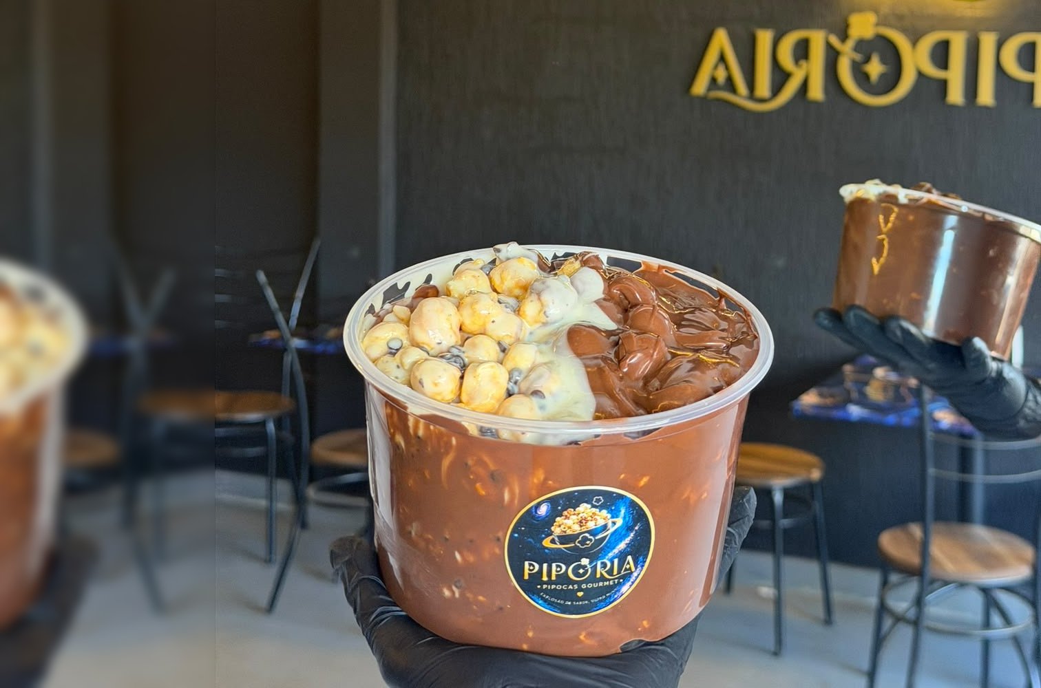 Balde de pipoca Pipória com chocolate, creme e pipoca de cookies, na loja