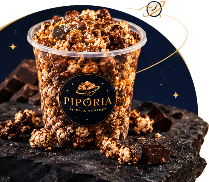 Balde de pipoca gourmet sobre uma pedra escura, cercado de pedaços de chocolate